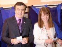 President Mikheil Saakashvili with his wife Sandra Roelofs voting in Tbilisi (InterPressNews)