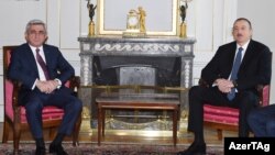 Armenian President Serzh Sarkisian (left) with his and Azerbaijani counterpart Ilham Aliyev in Bern on December 19.