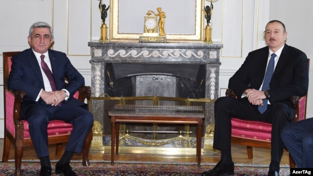 Armenian President Serzh Sarkisian (left) with his and Azerbaijani counterpart Ilham Aliyev in Bern on December 19.