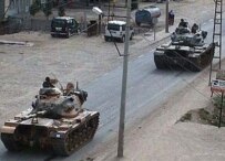 Turkish armored vehicles close tro the Iraqi border (AFP)