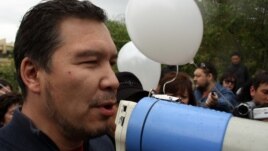 Серікжан Мәмбетәлин "Қарсылық жиынына" Лонданнан ұшып келгенін айтты. Алматы, 28 сәуір 2012 жыл.