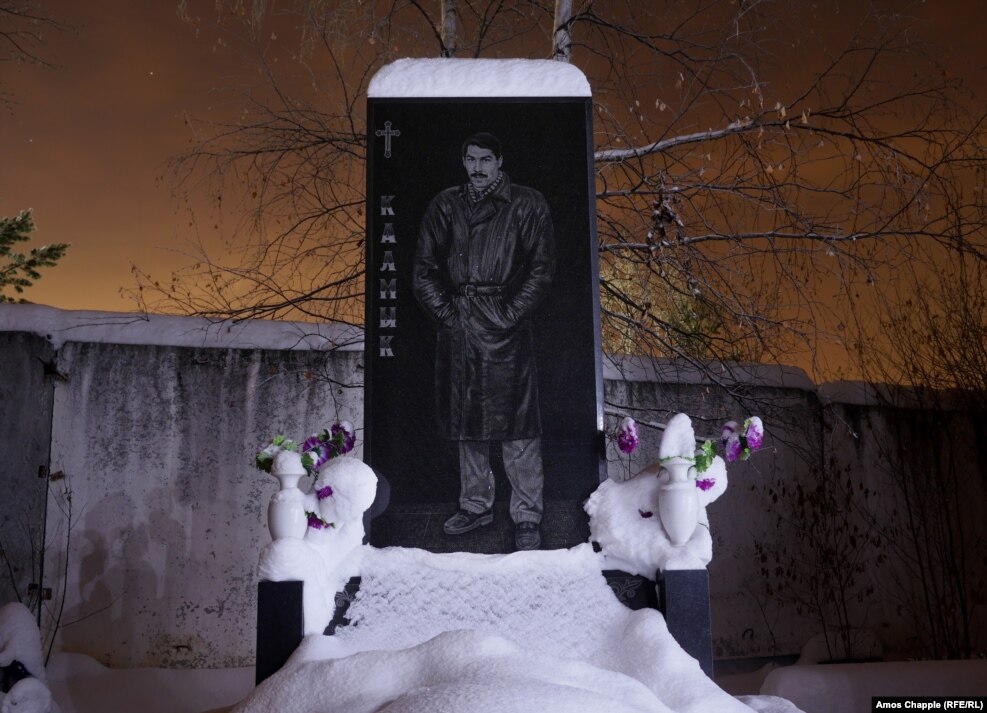 Local photographer Denis Saratov says the tradition of flaunting wealth in full-length tombstone portraits began with the Roma community in the city. 