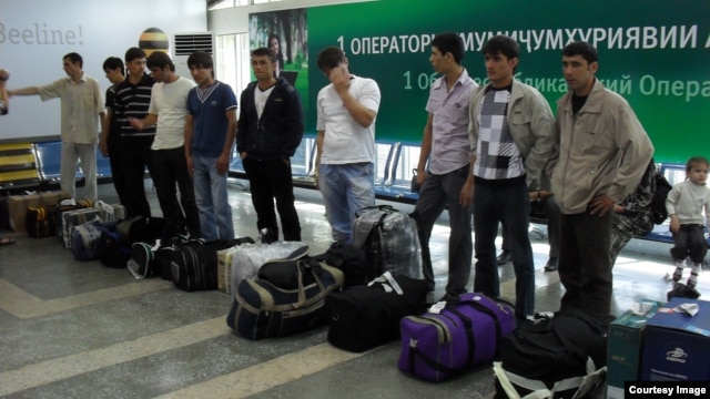 Мужчины, вылетающие из Таджикистана на заработки в зарубежье, в аэропорту Душанбе. Декабрь 2014 года.