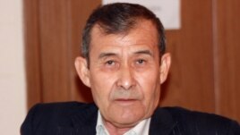 Айыпталушы Жеңісбек Теміровтің әкесі, қоғамдық қорғаушысы Есжан Теміров. Ақтау, 25 сәуір 2012 жыл.