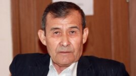 Сотталушы Жеңісбек Теміровтің әкесі әрі қоғамдық қорғаушысы Есжан Теміров. Ақтау, 25 сәуір 2012 жыл.