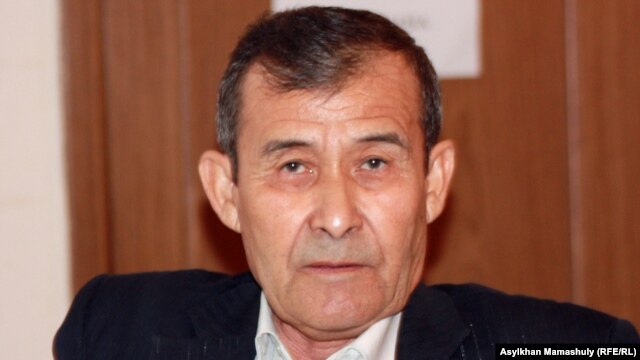 Айыпталушы Жеңісбек Теміровтің әкесі, қоғамдық қорғаушысы Есжан Теміров. Ақтау, 25 сәуір 2012 жыл.