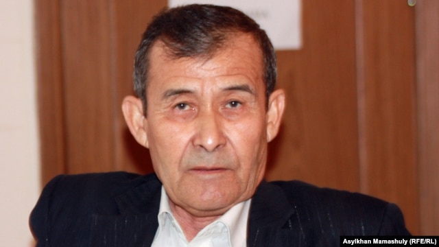 Сотталушы Жеңісбек Теміровтің әкесі әрі қоғамдық қорғаушысы Есжан Теміров. Ақтау, 25 сәуір 2012 жыл.