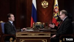 The head of Russia's Audit Chamber, Sergei Stepashin (right), has asked Prime Minister Dmitry Medvedev (left) for nearly $200 million to a Lak resettlement program.