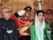 در روز دوم دسامبر سال 1988 میلادی، بی نظیر بوتو به عنوان نخست وزیر پاکستان سوگند یاد کرد و در این عکس در حال گوش سپردن به سرود ملی پاکستان است.