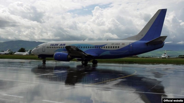 A TajikAir Boeing 737-300 (file photo)