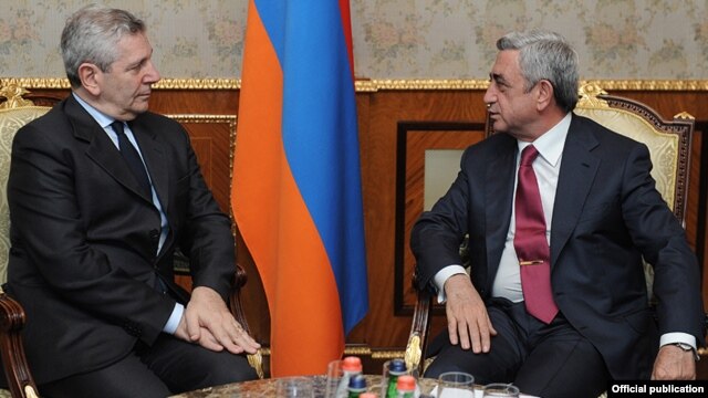 Armenia - President Serzh Sarkisian (R) meets with Italy's Defense Minister Giampaolo Di Paola in Yerevan, 16Oct2012.