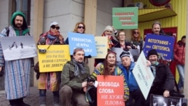Активисты проводят акцию в поддержку свободы слова перед зданием посольства Узбекистана в Москве. 2 апреля 2012 года.