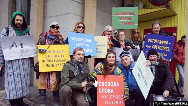 Пикет журналистов в защиту свободы слова в Узбекистане, организованный у здания посольства Республики Узбекистан в России. Москва, 2 апреля 2012 года.