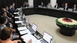 Президент Армении Серж Саргсян ведет внеочередное заседание нового правительства, Ереван, 18 июня 2012 г