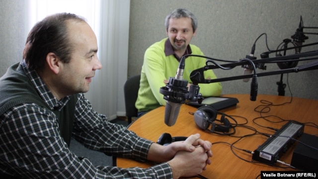 Cornel Ciurea și Doru Petruți,în studioul Europei Libere la Chișinău