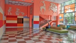 Фойе Государственного театра кукол после реконструкции. Алматы, 24 июля 2013 года.