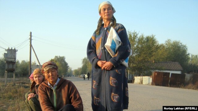 Оралман әйелдер. Алматы облысы, 17 қараша 2011 жыл. (Көрнекі сурет)