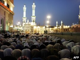 Қажылардың Мекке мешітіндегі ақшам намазы. Сауд Арабиясы, 12 қараша 2010 жыл. Көрнекі сурет