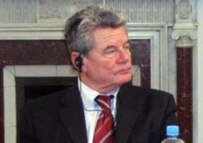 Joachim Gauck participating in a discussion in Tbilisi (RFE/RL)
