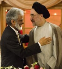 Khatami (right) with Syed Muhammad Saeed of the Islamic Society of North America in Illinois on September 2 (epa)