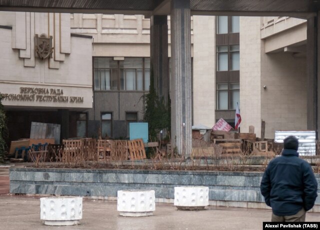 Здание Верховной рады Крыма под контролем представителей