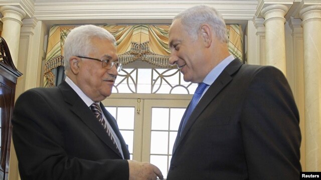 Israeli Prime Minister Binyamin Netanyahu (right) speaks with Palestinian Authority President Mahmud Abbas at the State Department in Washington on September 2.