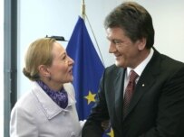 Ferrero-Waldner (left) with Ukrainian President Viktor Yushchenko in Brussels in March (courtesy photo)