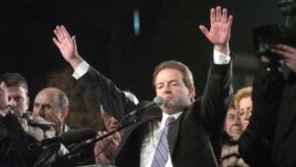 Bogoljub Karić tokom predizborne kampanje u Srbiji, 2006.