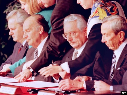 Slobodan Milošević, Alija Izetbegović, Franjo Tuđman i Voren Kristofer na potpisivanju Dejtonskog sporazuma, 21. novembar 2010, baza Wright-Paterson, SAD