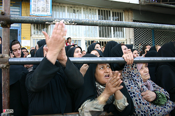 Iranians at a public execution this July. Only China executed more people than Iran in 2005 (Fars)