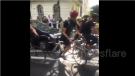 Velosipedli etirazçılar Brexit lideri Boris Johnsonun yolunu kəsiblər