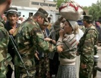 An Uzbek woman attempts to cross the Kyrgyz border in Kara-Suu in May 2005 (epa)