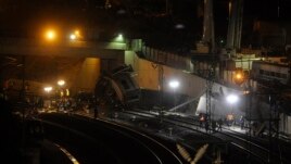 آتش‌نشانان و امدادگران ساعت‌ها برای بیرون آوردن سانحه‌دیدگان از میان واگن‌های در هم رفته تلاش کردند.