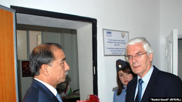 OSCE representative Ivar Vikki (right) meets with Tajik Interior Minister Abdurahim Qahhorov on August 20.