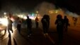 В воскресенье полиция Фергюсона применила против протестующих слезоточивый газ
