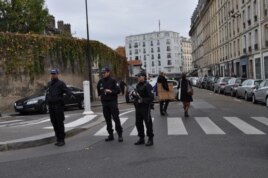 Париж көшелеріндегі полиция қызметкерлері. 14 қараша 2015 жыл.