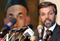Mohammad Yunos Qanuni, flanked by an image of President Karzai (file photo) (epa)