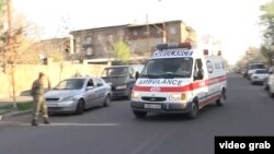 Таулы Қарабақтан жеткізілген жаралыларды Еревандағы ауруханаға әкеле жатқан медициналық жедел жәрдем көлігі. 2 сәуір 2016 жыл.