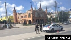 Ақтөбе көшелерінің бірінде жүрген полиция қызметкерлері. 8 маусым 2016 жыл. (Көрнекі сурет)