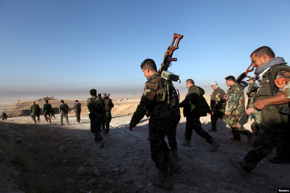 Около 60 000 военных учасчтвуют в наземной операции На фото – курдское ополчение Пешмерга приближается к Мосулу с востока