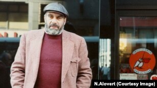 20 лет без Довлатова, ставшего для русского читателя таким же народным автором, как и Владимир Высоцкий, это ведь еще и счастливые для многих 20 лет с Довлатовым, так как книги его пришли к нам после смерти автора.