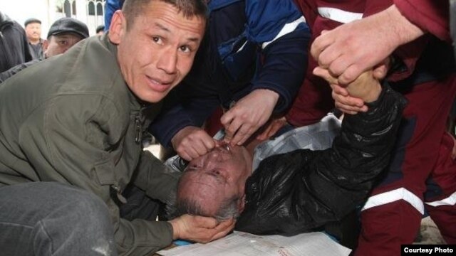 Ереуілшілер талып қалған әріптесіне көмек көрсетіп жатыр. Жаңаөзен, 18 наурыз 2010 жыл