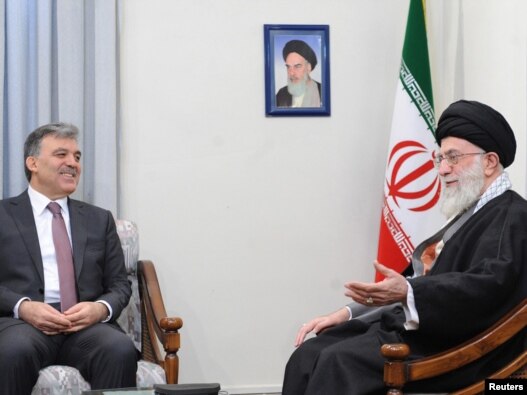 آیت‌الله علی خامنه‌ای (راست) در کنار عبدالله گل، رئیس جمهور ترکیه