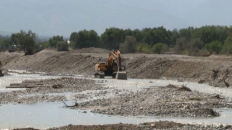Нелегальная добыча песка размывает берега реки Талгар