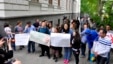 Президент здание Тбилисского госуниверситета покинул без комментариев, лишь махнул рукой участникам акции протеста перед тем, как сесть в автомобиль