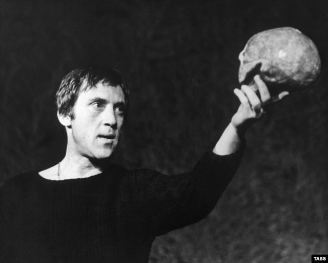 Володимир Висоцький під час вистави «Гамлет» у Театрі на Таганці. Грудень 1971 року