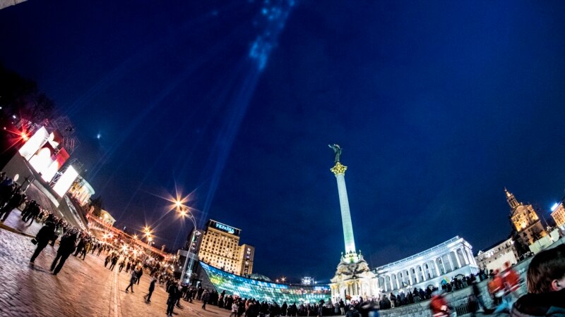 104 луча света в небе над Киевом 
