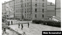 A journalist in Smolensk was prosecuted for posting this historic photo of a courtyard under Nazi occupation on VKontakte.
