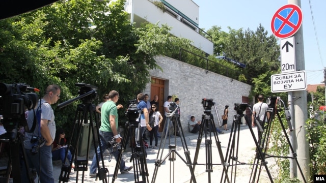 Архивска фотографија - Новинарите чекаат пред резиденцијата на ЕУ во Скопје да заврши лидерската средба