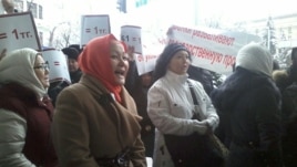 Акция протеста проблемных заемщиков ипотечных кредитов у здания коммерческого банка в Алматы. 12 января 2016 года.